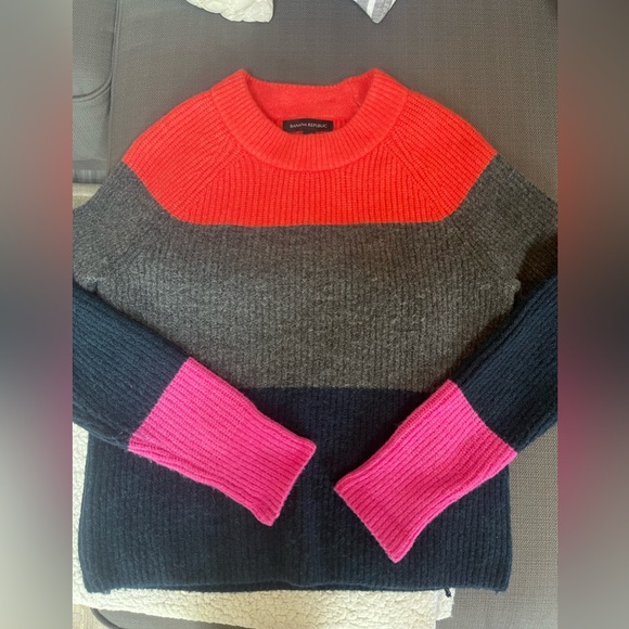 Women’s Banana Republic Color block sweater . Size small - Picture 2 of 5